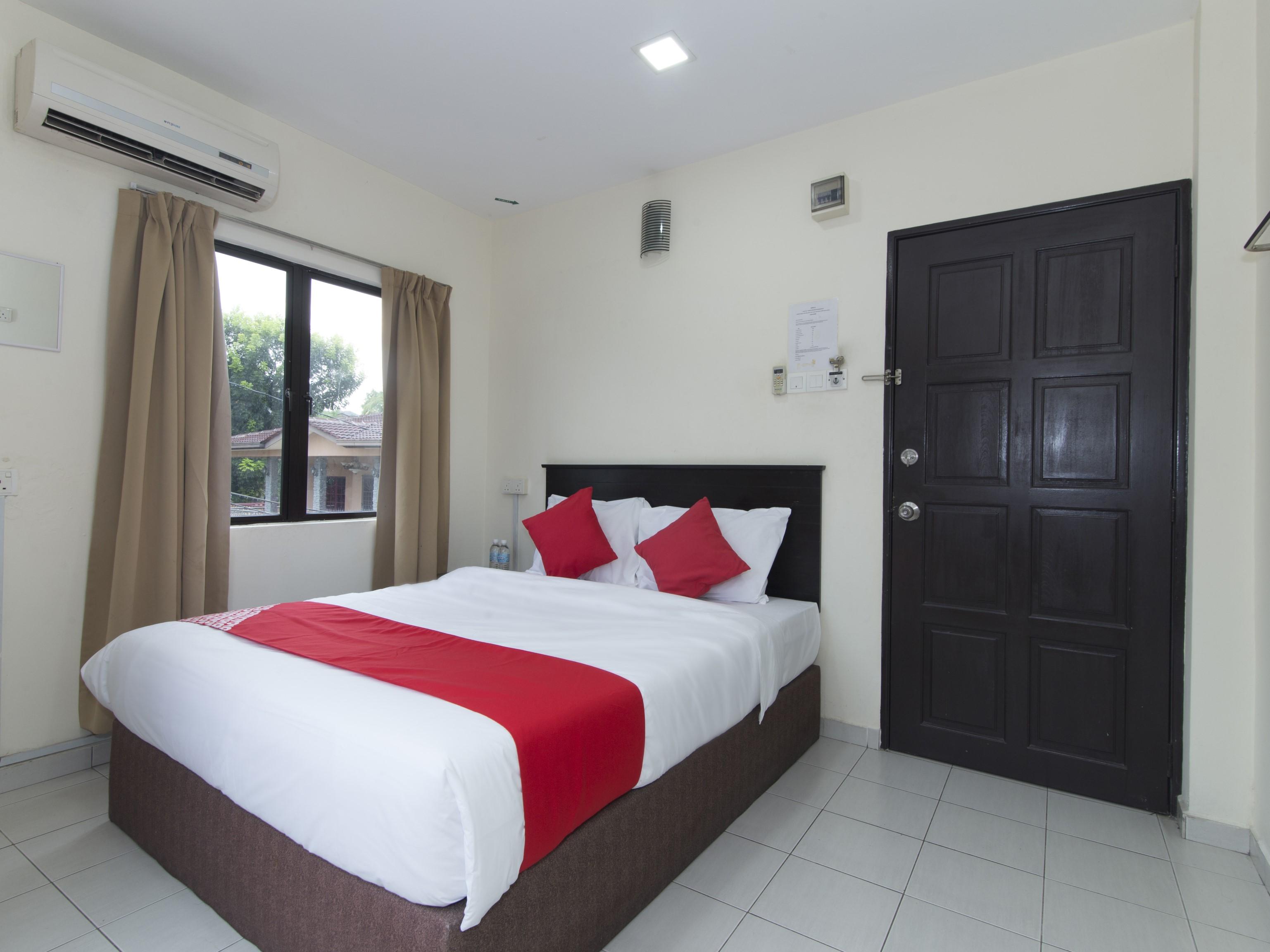 Oyo 91130 Hotel 91 Bukit Mewah Каджанг Екстериор снимка