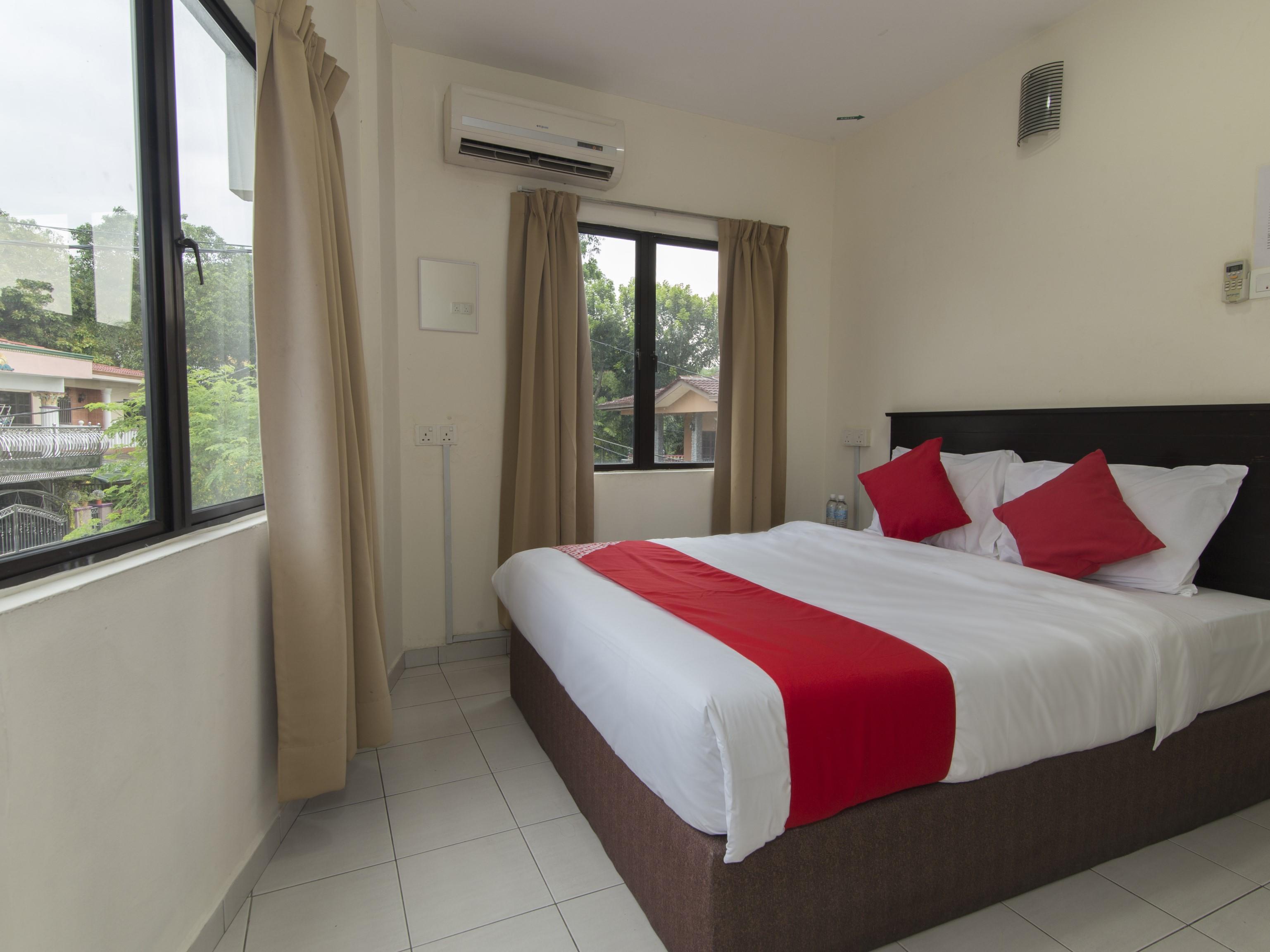 Oyo 91130 Hotel 91 Bukit Mewah Каджанг Екстериор снимка
