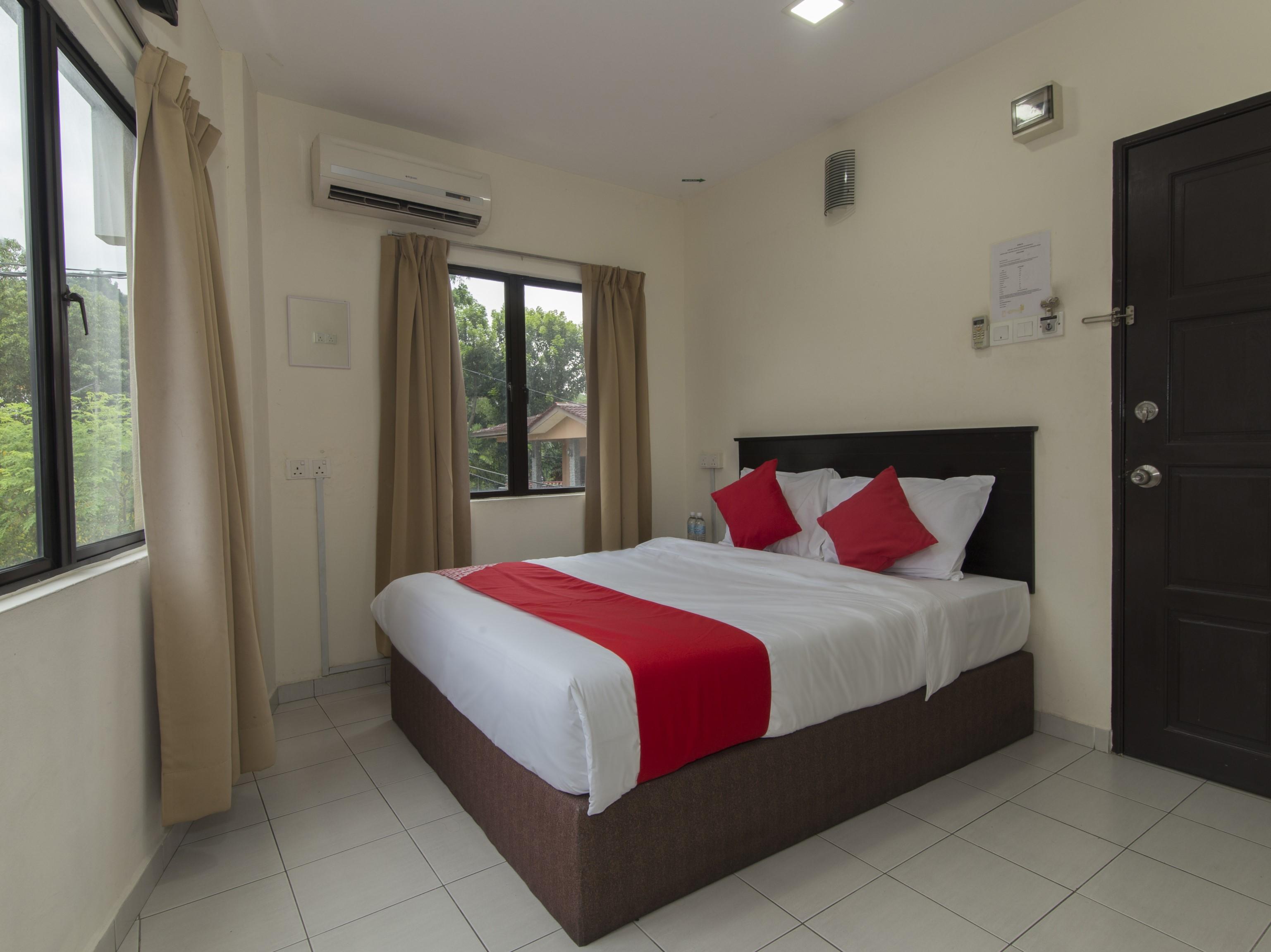 Oyo 91130 Hotel 91 Bukit Mewah Каджанг Екстериор снимка