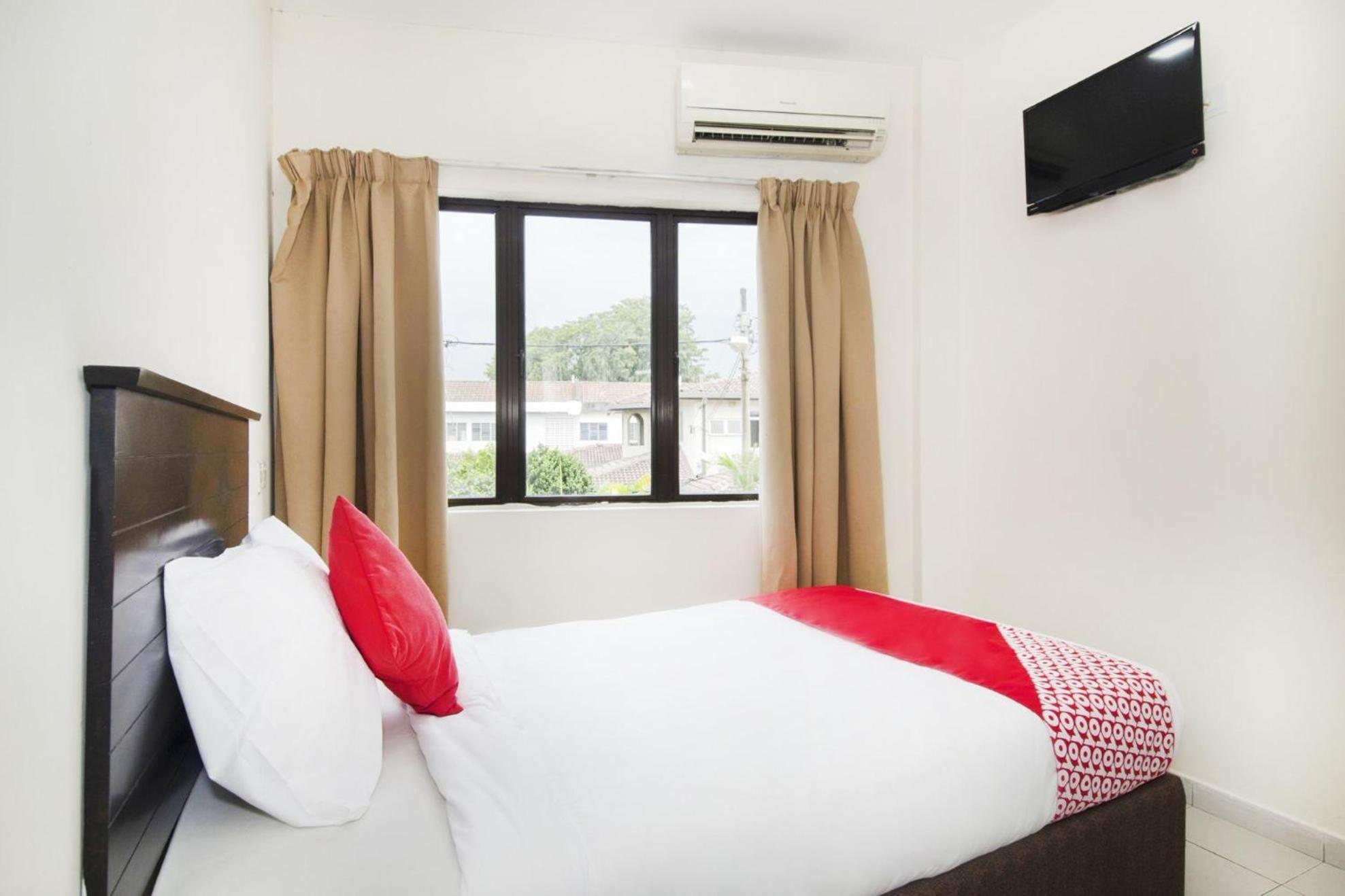 Oyo 91130 Hotel 91 Bukit Mewah Каджанг Екстериор снимка