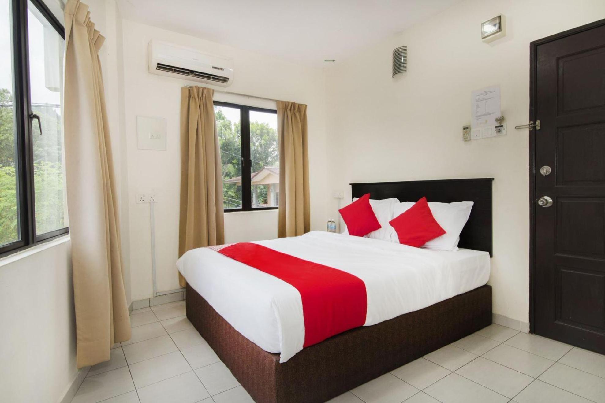 Oyo 91130 Hotel 91 Bukit Mewah Каджанг Екстериор снимка