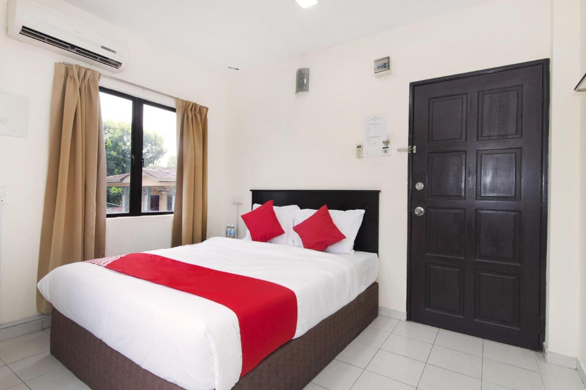 Oyo 91130 Hotel 91 Bukit Mewah Каджанг Екстериор снимка