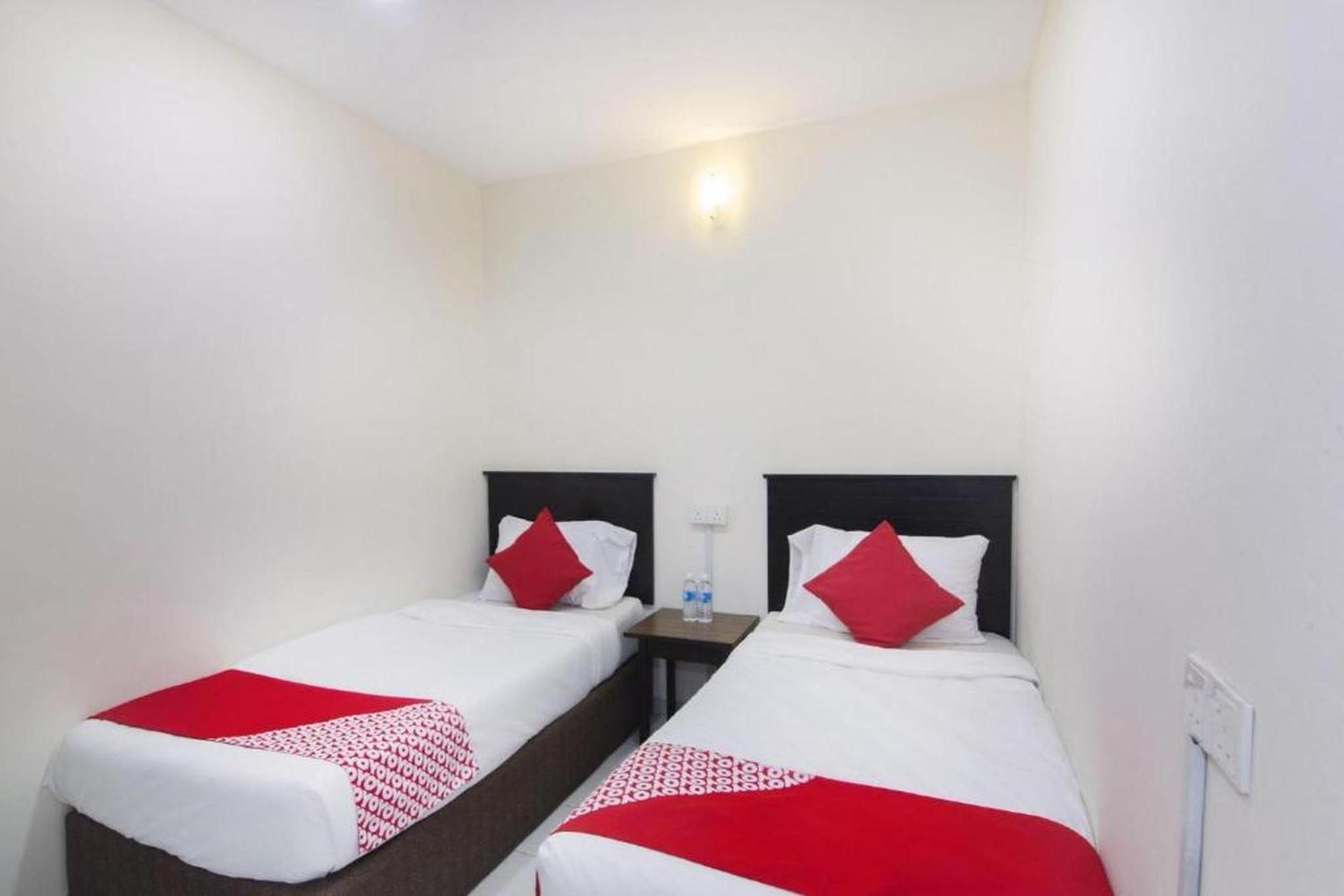 Oyo 91130 Hotel 91 Bukit Mewah Каджанг Екстериор снимка