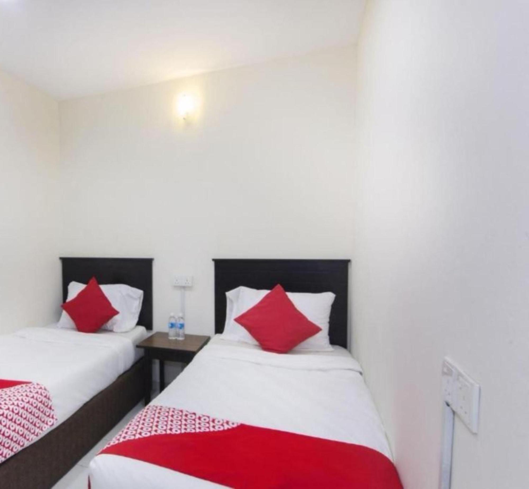 Oyo 91130 Hotel 91 Bukit Mewah Каджанг Екстериор снимка